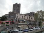 Agde<br> : Altra imatge des de l'Érol, on un cop més destaca la seva imponent torre-campanar de 35 m d'alçada del s. XIII, una torre ben be castellera. L'edifici annex —el qual presenta una façana clara— i que està edificat paral·lelament al riu, fou bastit en el s. XII amb funció residencial pels bisbes, funció que estigué en vigor fins el 1760. Ara forma part de les instal·lacions de l'hotel de la <em>Galiote</em>. Autor: Jordi Bibià Agde<br> : Altra imatge des de l'Érol, on un cop més destaca la seva imponent torre-campanar de 35 m d'alçada del s. XIII, una torre ben be castellera. L'edifici annex —el qual presenta una façana clara— i que està edificat paral·lelament al riu, fou bastit en el s. XII amb funció residencial pels bisbes, funció que estigué en vigor fins el 1760. Ara forma part de les instal·lacions de l'hotel de la <em>Galiote</em>. Autor: Jordi BibiÃ