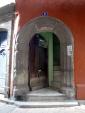 Agde<br> : Agde és ple de velles portes de pedra. Aquesta sembla esbarallar-se per fer-se com sigui amb l'accés d'aquest edifici. Autor: Jordi Bibià Agde<br> : Agde és ple de velles portes de pedra. Aquesta sembla esbarallar-se per fer-se com sigui amb l'accés d'aquest edifici. Autor: Jordi BibiÃ