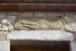 Esteles funeràries i lloses sepulcrals<br>Sant Martí d'Empúries: Segurament una llosa sepulcral o bé d'una part o una osssera, reutilitzada en un edifici de Sant Martí d'Empúries. Podem observar algunes flors de la vida, aquestes també integrades en una espiral, així com un element antropomòrfic difícil d'identificar Autor: Jordi Bibià Esteles funeràries i lloses sepulcrals<br>Sant Martí d'Empúries: Segurament una llosa sepulcral o bé d'una part o una osssera, reutilitzada en un edifici de Sant Martí d'Empúries. Podem observar algunes flors de la vida, aquestes també integrades en una espiral, així com un element antropomòrfic difícil d'identificar Autor: Jordi Bibià