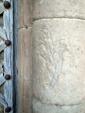 Epigrafies, grafits i altres marques<br>Agramunt. Santa Maria de. A la Noguera: Grafit de motiu floral en un dels fusts de la porta d'ingrés al temple. Segurament realitzat per algun fidel o pelegrí mentre pernoctaria en el seu portal Autor: Jordi Bibià Epigrafies, grafits i altres marques<br>Agramunt. Santa Maria de. A la Noguera: Grafit de motiu floral en un dels fusts de la porta d'ingrés al temple. Segurament realitzat per algun fidel o pelegrí mentre pernoctaria en el seu portal Autor: Jordi Bibià