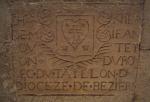 Esteles funeràries i lloses sepulcrals<br>Besiers. Claustre de Sant Nasari.: Estela sepulcral localitzada al claustre. La seva factura és ben clara i simple. Els elements (branques, i els que integren el blasó, com el sagrat cor, la creu llatina i les estrelles de cinc puntes), están força esquematitzats Autor: Jordi Bibià Esteles funeràries i lloses sepulcrals<br>Besiers. Claustre de Sant Nasari.: Estela sepulcral localitzada al claustre. La seva factura és ben clara i simple. Els elements (branques, i els que integren el blasó, com el sagrat cor, la creu llatina i les estrelles de cinc puntes), están força esquematitzats Autor: Jordi Bibià