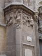 Iconografia i simbologia I<br>Porta de Sant Iu. La part romànica de la catedral de Barcelona: Escultures de marbre de l'eterna lluita amb la bèstia (s. XIII). Per A. Durán i Sanpere, aquestes no semblen estar fetes per artistes locals, sinó per escultors occitans o bé italians. Se suposa que aquesta porta era la principal de l'antiga catedral. Autor: Jordi Bibià Iconografia i simbologia I<br>Porta de Sant Iu. La part romànica de la catedral de Barcelona: Escultures de marbre de l'eterna lluita amb la bèstia (s. XIII). Per A. Durán i Sanpere, aquestes no semblen estar fetes per artistes locals, sinó per escultors occitans o bé italians. Se suposa que aquesta porta era la principal de l'antiga catedral. Autor: Jordi Bibià