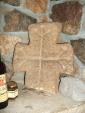 Esteles funeràries i lloses sepulcrals<br>Montsegur. Hotel Costes: Peculiar estela funerària localitzada a l'hotel Costes de Montsegur. Veiem en ella una esquematització de la creu d'OC. També se li atribueix un origen maniqueu, si més no, per la majoria d'autors francesos Autor: Jordi Bibià Esteles funeràries i lloses sepulcrals<br>Montsegur. Hotel Costes: Peculiar estela funerària localitzada a l'hotel Costes de Montsegur. Veiem en ella una esquematització de la creu d'OC. També se li atribueix un origen maniqueu, si més no, per la majoria d'autors francesos Autor: Jordi Bibià