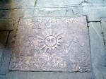 Esteles funeràries i lloses sepulcrals<br>Barcelona. Claustre de la catedral: Aquest és un bell exemple d'una llosa sepulcral de tipus gremial que es pot veure, juntament amb moltes d'altres, al claustre de la catedral de Barcelona, on els gremis tingueren una intensa activitat i antigor, molt abans que a París. En aquest cas, la sepultura pertany a Ignasi Solà (dintre de tot, veiem el simpàtic joc amb el bell sol humanitzat) i els seus. Fou mestre de sastres, una professió de prestigi, com moltes ho eren abans Autor: Jordi Bibià Esteles funeràries i lloses sepulcrals<br>Barcelona. Claustre de la catedral: Aquest és un bell exemple d'una llosa sepulcral de tipus gremial que es pot veure, juntament amb moltes d'altres, al claustre de la catedral de Barcelona, on els gremis tingueren una intensa activitat i antigor, molt abans que a París. En aquest cas, la sepultura pertany a Ignasi Solà (dintre de tot, veiem el simpàtic joc amb el bell sol humanitzat) i els seus. Fou mestre de sastres, una professió de prestigi, com moltes ho eren abans Autor: Jordi Bibià