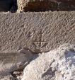 Marques de picapedrer<br>Seu Vella de Lleida.: Marca de picapedrer en el mur lateral dret en accedir al recinte de la Seu Vella de Lleida Autor: Jordi Bibià Marques de picapedrer<br>Seu Vella de Lleida.: Marca de picapedrer en el mur lateral dret en accedir al recinte de la Seu Vella de Lleida Autor: Jordi BibiÃ