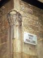Iconografia i simbologia I<br>C/ Mirallers. Casc antic. Barcelona: Rostre de dama, per a indicar que en aquest carrer hi havia una casa de barrets. Autor: Jordi Bibià Iconografia i simbologia I<br>C/ Mirallers. Casc antic. Barcelona: Rostre de dama, per a indicar que en aquest carrer hi havia una casa de barrets. Autor: Jordi Bibià