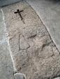Esteles funeràries i lloses sepulcrals<br>Ponts. La Noguera: Llosa sepulcral. Veiem la precarietat de la factura de la creu. Aquesta sepultura podria pertànyer a un forner Autor: Jordi Bibià Esteles funeràries i lloses sepulcrals<br>Ponts. La Noguera: Llosa sepulcral. Veiem la precarietat de la factura de la creu. Aquesta sepultura podria pertànyer a un forner Autor: Jordi Bibià