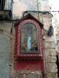 Tipologia de creus I<br>Montblanc: <strong>Creu Tau</strong> al pit de Sant Antoni amb la que se'l sol relacionar habitualment. En una capelleta del carrer de Sant Antoni de Montblanc. Autor: Jordi Bibià Tipologia de creus I<br>Montblanc: <strong>Creu Tau</strong> al pit de Sant Antoni amb la que se'l sol relacionar habitualment. En una capelleta del carrer de Sant Antoni de Montblanc. Autor: Jordi Bibià