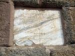 Esteles funeràries i lloses sepulcrals<br>Pau. Alt Empordà: Llosa sepulcral o fundacional a l'església de Sant Martí. Podem veure clarament de nou una altra esquematització de la creu d'OC. Romànic, ss. XI-XII Autor: Jordi Bibià Esteles funeràries i lloses sepulcrals<br>Pau. Alt Empordà: Llosa sepulcral o fundacional a l'església de Sant Martí. Podem veure clarament de nou una altra esquematització de la creu d'OC. Romànic, ss. XI-XII Autor: Jordi Bibià