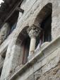 Sant Guillem del Desert<br> : Les cases dels poble estan bellament adornades amb rics elements escultòrics com el cas d'aquesta finestra geminada amb el seu preciós capitell Autor: Jordi Bibià Sant Guillem del Desert<br> : Les cases dels poble estan bellament adornades amb rics elements escultòrics com el cas d'aquesta finestra geminada amb el seu preciós capitell Autor: Jordi Bibià