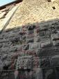 Narbona<br> : Elements reutilitzats d'èpoques no menys esplendoroses a la part baixa de la torre del palau. Els seus murs són plens d¡aquests vells testimonis escultòrics. Autor: Jordi Bibià Narbona<br> : Elements reutilitzats d'èpoques no menys esplendoroses a la part baixa de la torre del palau. Els seus murs són plens d¡aquests vells testimonis escultòrics. Autor: Jordi Bibià