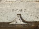 Iconografia i simbologia I<br>Forès (Conca de Barberà): La <strong>ferradura</strong> és un símbol de bona sort. Els càtars recorrien a un conte amb el qual els servia per explicar la seva postura davant la reencarnació. En aquest cas, podem observar una ferradura esculpida, coronada per una petita creu, en una llinda de mitjans del s. XVI a Forès. Autor: Jordi Bibià Iconografia i simbologia I<br>Forès (Conca de Barberà): La <strong>ferradura</strong> és un símbol de bona sort. Els càtars recorrien a un conte amb el qual els servia per explicar la seva postura davant la reencarnació. En aquest cas, podem observar una ferradura esculpida, coronada per una petita creu, en una llinda de mitjans del s. XVI a Forès. Autor: Jordi Bibià