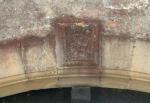 Iconografia i simbologia I<br>Fanjaus (Occitània): <strong>Pentagrama o estrella</strong> lleugerament inclinada, en una dovella clau localitzada en l'entrada d'una vella vivenda de Fanjaus. Al centre històric. Autor: Jordi Bibià Iconografia i simbologia I<br>Fanjaus (Occitània): <strong>Pentagrama o estrella</strong> lleugerament inclinada, en una dovella clau localitzada en l'entrada d'una vella vivenda de Fanjaus. Al centre històric. Autor: Jordi Bibià