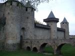 Carcassona<br> Façana est del castell comtal construït en el periode dels Trencavell. Podem observar, sobre dels murs, la reconstrucció en fusta de les galeries que oferien una doble funció defensiva. Autor: Jordi Bibià Carcassona<br> Façana est del castell comtal construït en el periode dels Trencavell. Podem observar, sobre dels murs, la reconstrucció en fusta de les galeries que oferien una doble funció defensiva. Autor: Jordi Bibià