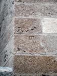 Marques de picapedrer<br> Interior de l'antic Palau Reial: Marca de picapedrer amb aspecte de trident localizada a Tarragona. Autor: Jordi Bibià Marques de picapedrer<br> Interior de l'antic Palau Reial: Marca de picapedrer amb aspecte de trident localizada a Tarragona. Autor: Jordi BibiÃ
