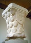 Tipologia de creus II<br>MNAC: Capitell provinent de la catedral de Tarragona, amb la creu tau / Tipologia de creus II<br>MNAC: Capitell provinent de la catedral de Tarragona, amb la creu tau /