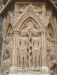 Iconografia i simbologia I<br>Façana de la catedral de Tarragona.: Grup escultòric d'Adam, Eva i la serp. Autor: Jordi Bibià Balada Iconografia i simbologia I<br>Façana de la catedral de Tarragona.: Grup escultòric d'Adam, Eva i la serp. Autor: Jordi Bibià Balada