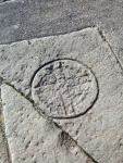 Tipologia de creus I<br>Col·legiata de Sant Pere de Ponts.: Creu llatina inscrita en un cercle. Llosa sepulcral. Autor: Jordi Bibià Balada Tipologia de creus I<br>Col·legiata de Sant Pere de Ponts.: Creu llatina inscrita en un cercle. Llosa sepulcral. Autor: Jordi Bibià Balada