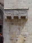 Esteles funeràries i lloses sepulcrals<br>Catedral de Girona.: Sarcòfag en pedra situat junt a la porta d'accés principal. Romànic. Autor: Jordi Bibià Balada Esteles funeràries i lloses sepulcrals<br>Catedral de Girona.: Sarcòfag en pedra situat junt a la porta d'accés principal. Romànic. Autor: Jordi Bibià Balada