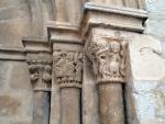 Ieres Jornades sobre ELS CAMINS DELS CÀTARS<br>Sant Mateu.: Capitells romà nics a la porta d'ingrés. Autor: Jordi Bibià Ieres Jornades sobre ELS CAMINS DELS CÀTARS<br>Sant Mateu.: Capitells romà nics a la porta d'ingrés. Autor: Jordi BibiÃ