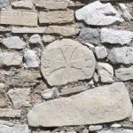 Castell - comanda templera de Granyena de Segarra<br>: L'estela amb la creu d'OC integrada en la capelleta del cementiri. Autor: Jordi Bibià Castell - comanda templera de Granyena de Segarra<br>: L'estela amb la creu d'OC integrada en la capelleta del cementiri. Autor: Jordi BibiÃ