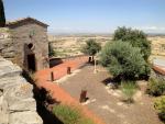 Castell - comanda templera de Granyena de Segarra<br>: L'espai que ocupava l'antic cementiri. Ara, espai enjardinat. Autor: Jordi Bibià Castell - comanda templera de Granyena de Segarra<br>: L'espai que ocupava l'antic cementiri. Ara, espai enjardinat. Autor: Jordi BibiÃ
