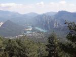 Darrera els paisatges dels nostres càtars. Solsonès i Alt Urgell<br>Coll del Jou: Pantà de la Llosa del Cavall i Sant Llorenç de Morunys Autor: Jordi Bibià Darrera els paisatges dels nostres càtars. Solsonès i Alt Urgell<br>Coll del Jou: Pantà de la Llosa del Cavall i Sant Llorenç de Morunys Autor: Jordi Bibià