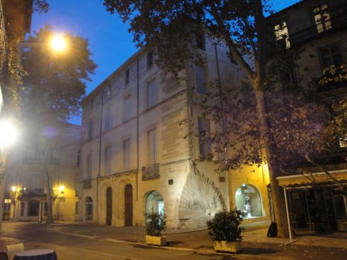 2.10.2009 La casa dels Guilhem. Senyors de la ciutat. En la seva cantonada, una representació d'una conquilla gegant, en clar homenatge a l'estreta relació de la ciutat i el mar.            Montpeller -  Jordi Bibià