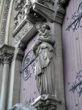 2.10.2009 Mare de Déu amb Nen, en un dels accessos laterals de l'església de Sant Pere            Montpeller -  Jordi Bibià