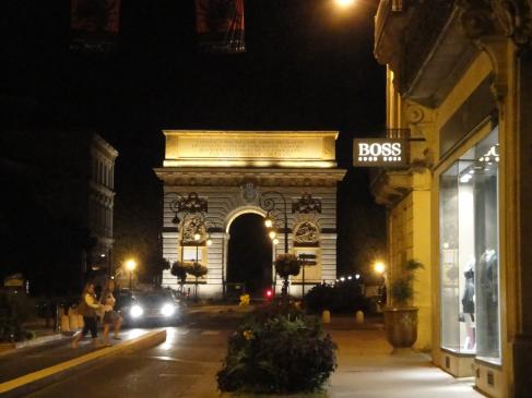 2.10.2009 Imatge nocturna de la rue Foch amb l'arc triomfal al fons            Montpeller -  Jordi Bibià