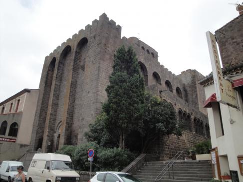 La seva fesonomia en aquesta vessant, ens recorda moltíssim una certa intenció entre la solemnitat i la fortificació. Imatge des del <em>Quai du Chapitre</em>. Cal dir que la ciutat caigué en mans de Simó de Montfort i del seu fill. El 1226 fou fagocitada per la depredadora maquinària francesa d'aleshores. 6.10.2009 La seva fesonomia en aquesta vessant, ens recorda moltíssim una certa intenció entre la solemnitat i la fortificació. Imatge des del <em>Quai du Chapitre</em>. Cal dir que la ciutat caigué en mans de Simó de Montfort i del seu fill. El 1226 fou fagocitada per la depredadora maquinària francesa d'aleshores. - Jordi Bibià