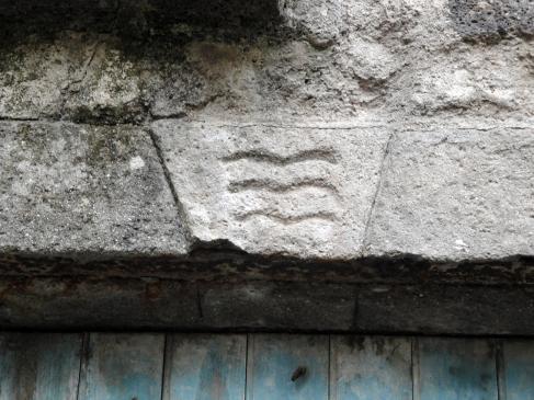 6.10.2009 L'escut d'Agde figura en moltes de les cases antigues de la vila. Em recorda moltíssim al del comtat d'Empúries. Iconogràficament, en aquest cas, la clara vocació marinera és ben palesa.                         -  Jordi Bibià