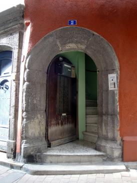 6.10.2009 Agde és ple de velles portes de pedra. Aquesta sembla esbarallar-se per fer-se com sigui amb l'accés d'aquest edifici.           -  Jordi Bibià