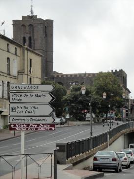 6.10.2009 Vista de la catedral d'Agde des de l'inici del pont de l'Érol. L'origen del primer temple és datat entre els anys 848 i 872.                                              -  Jordi Bibià