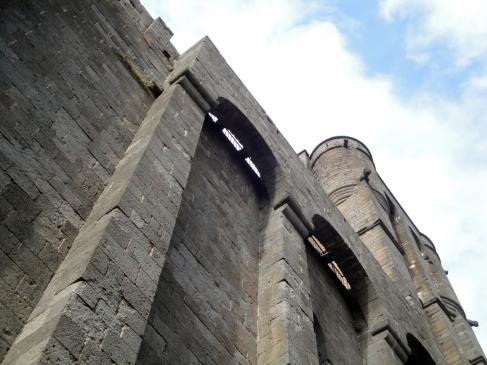 6.10.2009 Com podem observar, manté més elements propis de l'arquitectura castellera que no pas d'una catedral. Tot i ser fortificada en el s. XII, seria un bon refugi pels habitants quan la vila es veia amenaçada des del mar o per terra.                         -  Jordi Bibià