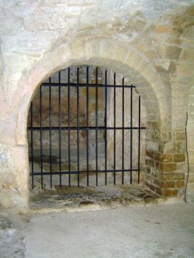 5.10.2009 Possible ubicació originària de la cripta de Sant Guillem            Claustre de l'abadia -  Jordi Bibià