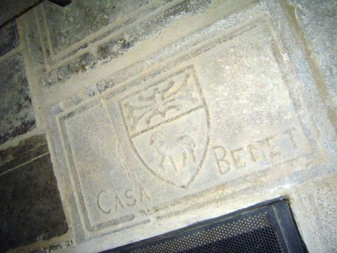 17.5.2009 Llosa sepulcral de la família Benet (d'origen occità). Veiem clarament la creu de Tolosa adaptada a la part superior de l'escut.Es troba ben aprop de l'escala d'accés a la baixada del refugi practicat en els sotaerranis del temple durant la Guerra Civil (a la dreta de la nau).           Santa Maria d'Agramunt -  Jordi Bibià