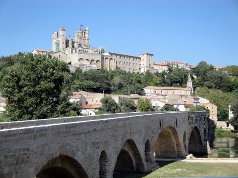 20.8.2009 Arribant al nucli passant pel pont Vell, que des del 1134 ressiteix imbatible les aigües del riu Orb. Al fons, la imponent església o catedral de Sant Nasari                      Besiers -  Jordi Bibià