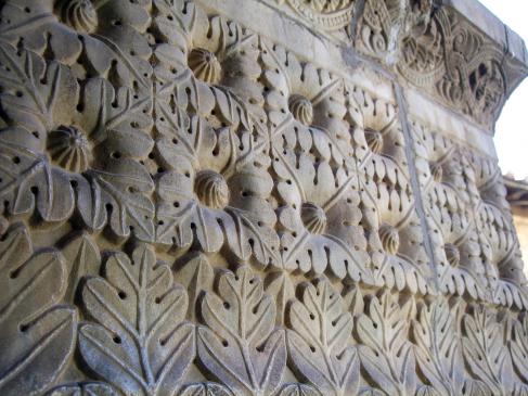 24.8.2008 Capitell bellament esculpit i amb una simetria perfecta a base de rics motius vegetals             Catedral d'Elna (Rosselló) -  Jordi Bibià