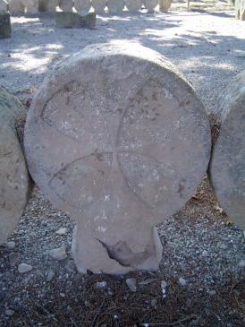 14.5.2007 Una de les nombroses esteles funeràries que hom pot veure al cementiri de Sanaüja. La majoria són esteles discoïdals amb peduncle. En aquesta podem apreciar, en una de les seves cares, una creu atribuïda a l'orde del temple            Sanaüja. Cementiri -  Jordi bibià