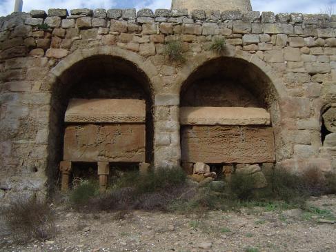 20.7.2007 Conjunt de dos bellíssims sarcòfagcs esculpits en pedra amb dues creus cadascún de gran semblança amb la creu de Tolosa. També apareixen els escuts del casal dels Montcada. Aquests enterraments se'ls atribueix a la família Sacirera. A la dreta, un petit nínxol sobre el qual, el desaparegut historiador local de Torà Jaume Coberó, l'atribuïa a una sepultura jueva.                                 Lloberola (Biosca-La Segarra) -  Jordi Bibià