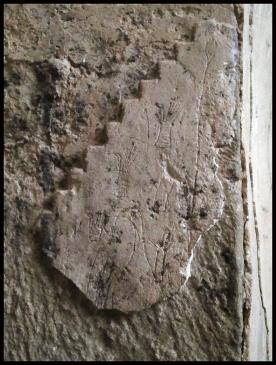 Grafit a la porta d'accés de l'església. Sobre guix. Algú s'entretení en donar-li aquest tall esglaonat on podem veure diferents objectes, com una llança, feixos de blat potser? i altres elements. Cal dir que la visita paga la pena. Des d'aquí, sortí el gros de l'expedició catalana a Còrdova el 1010. Caldria una vegada més que l'administració hi fes una actuació, si més no, netejar de berdisses que li donen al conjunt un aspecte amaçònic 20.8.2010 Grafit a la porta d'accés de l'església. Sobre guix. Algú s'entretení en donar-li aquest tall esglaonat on podem veure diferents objectes, com una llança, feixos de blat potser? i altres elements. Cal dir que la visita paga la pena. Des d'aquí, sortí el gros de l'expedició catalana a Còrdova el 1010. Caldria una vegada més que l'administració hi fes una actuació, si més no, netejar de berdisses que li donen al conjunt un aspecte amaçònic Montmagastre - Jordi Bibià