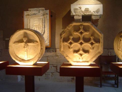 20.9.2008 Interessant conjunt d'esteles funeràries exposades al museu del monestir de poblet, a l'antiga zona de les dependèndies reials. A l'estela de la dreta, viem una de clara inpiració relacionada amb la creu de Tolosa. A l'esquerra, un no menys interessant Crist de factura molt simple però ben curiosa alhora            Monestir de poblet -  Jordi Bibià