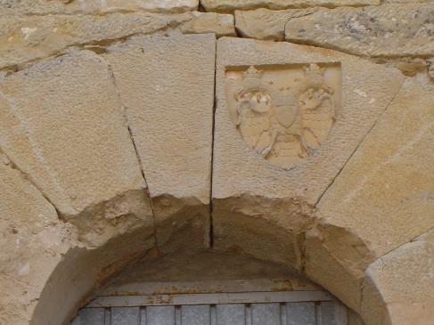 20.6.2006 Àliga bicèfal·la en un escut esculpit en una de les dovelles del castell o casa forta. Aquest símbol fa al·lusió a tot l'univers de components dobles, i en aquest cas, el dret de donar i de prendre la vida.  La Floresta -  Jordi Bibià