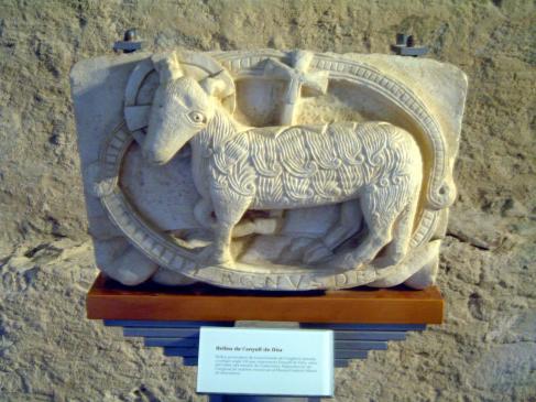 20.8.2010 L'Agnus Dei de Sant Pere de Roda. Obra atribuïda al mestre de Cabestany. El suposat original és al Museu Frederic Marès de BCN             Sant Pere de Roda -  Jordi Bibià