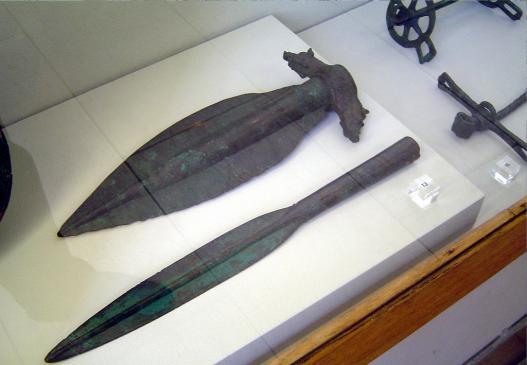 22.1.2006 Puntes de llança. La llança i l'espasa són els símbols més estretament lligats amb la virilitat. En aquesta imatge, d'origen babilònic.             Berlín. Pergamon Museum -  Jordi Bibià
