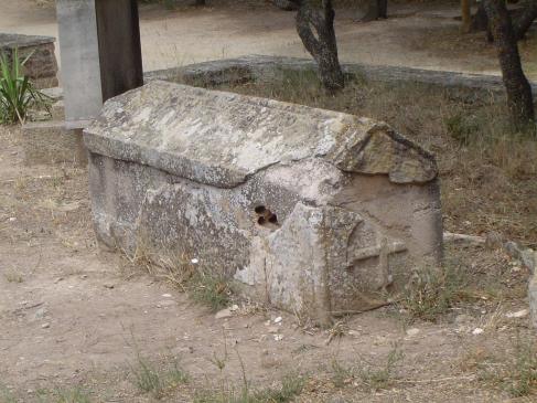 14.3.2007 <strong>Creu grega</strong> esculpida dintre d'un cercle localitzada en aquest sarcòfag al davant de la Col·legiata de Sant Pere de Ponts.                     Ponts -  Jordi bibià