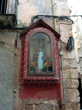 20.6.2008 <strong>Creu Tau</strong> al pit de Sant Antoni amb la que se'l sol relacionar habitualment. En una capelleta del carrer de Sant Antoni de Montblanc.                      Montblanc -  Jordi Bibià