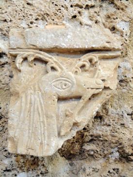 5.10.2009 Fragment escultòric possiblement d'un cèrvol i de possible època preromànica            Museu de l'abadia -  Jordi Bibià