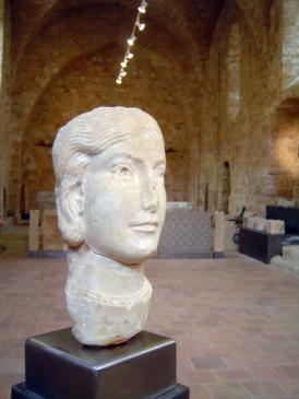 5.10.2009 Retrat femení realitzar en marbre blanc vers el s. XII            Museu Lapidari de l'abadia de Sant Guillem   -  Jordi Bibià